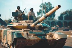 'Solntsepeks' và T-90S của Nga trở thành ngôi sao trong cuộc duyệt binh ở Iraq