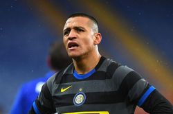 Inter thua sốc, 'tội đồ' Sanchez đá hỏng phạt đền