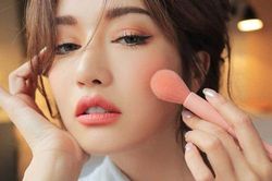 Mẹo trang điểm để 'che giấu' sự mệt mỏi