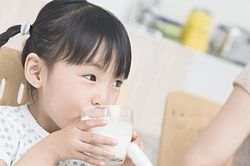 Mẹ tuyệt đối không cho con ăn sáng theo cách dưới đây
