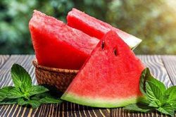 Thèm đến mấy những người này cũng không được ăn dưa hấu