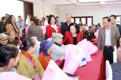 Trưởng Ban Dân vận Trung ương trao quà tết tại Lâm Đồng