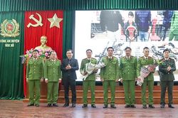 Lãnh đạo Công an tỉnh chúc mừng Ban chuyên án bắt giữ đối tượng tàng trữ trái phép chất ma túy và vũ khí quân dụng tại huyện Vân Hồ