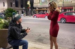 Chàng trai cầu hôn suốt một tuần mà bạn gái không biết