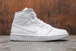 4 đôi sneakers trắng cho phái nữ