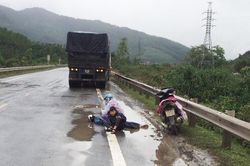 Hai mẹ con gào khóc bên thi thể người đàn ông tử nạn giữa đường