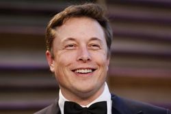 Elon Musk vượt mặt nhà sáng lập Amazon để trở thành người giàu nhất thế giới