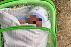 Tìm người thân cho bé trai bị bỏ rơi gần cổng chùa giữa trưa rét
