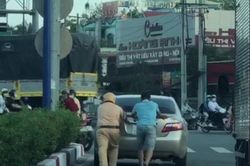 CSGT Bình Dương đẩy ô tô cho người đi đường