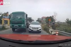 Clip: Ô tô đi ngược chiều quyết không nhường đường, hành động của tài xế sau đó mới thật sự bất ngờ