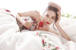 Địch Lệ Nhiệt Ba được đại gia giàu có kiên trì cầu hôn suốt 9 tháng