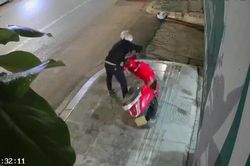 Clip: Tên trộm hậu đậu nhất thế giới đi trộm xe