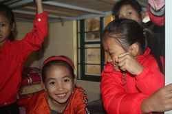 Trời rét hại, trẻ vùng cao mong được đến trường để tắm nước nóng, ngủ chăn ấm