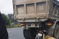 Xe máy tông đuôi xe tải trên Quốc lộ 10, ba người thương vong