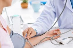 Tăng huyết áp ngày lạnh: Cực kỳ nguy hiểm nếu hạ huyết áp không đúng cách