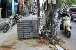 Chưa hạ ngầm dây cáp vẫn lát lại vỉa hè