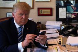 Twitter đóng tài khoản của ông Trump vĩnh viễn