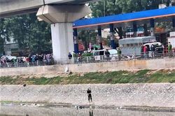 Thi thể nam giới trên sông Tô Lịch