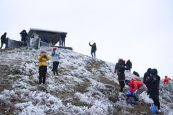 Du khách đổ xô đến Mẫu Sơn ngắm băng tuyết