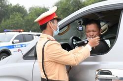 CSGT chốt chặn 'ma men' tại điểm vào cao tốc