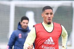 HLV Arsenal bị học trò trách móc
