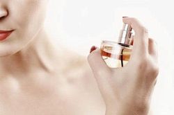 Dùng nước hoa thế nào mới đúng?