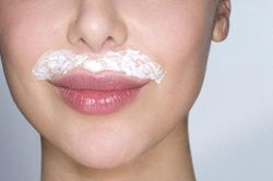 Cách tẩy ria mép đơn giản mà không hại da
