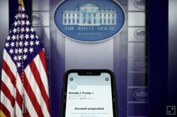Twitter leo thang cấm vận TT Trump, xóa tweet của ông trên tài khoản Tổng thống Mỹ