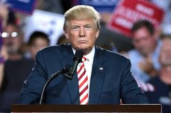 Tổng thống Donald Trump có động thái bất ngờ sau khi bị Twitter cấm vĩnh viễn
