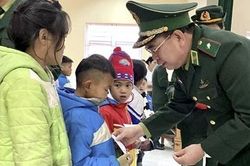 Ấm tình Bát Mọt