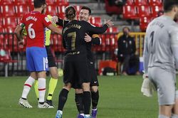 Granada 0-4 Barcelona: Messi và Griezmann cùng lập cú đúp