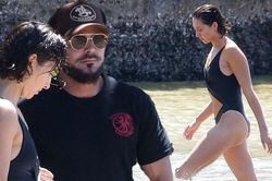 Zac Efron đưa bạn gái nóng bỏng đi biển