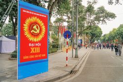 Phố phường Thủ đô trang hoàng chào mừng Đại hội Đảng XIII