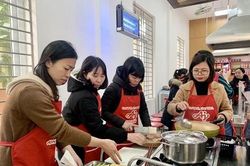 50 nữ đoàn viên công đoàn học nấu ăn cùng Ajinomoto