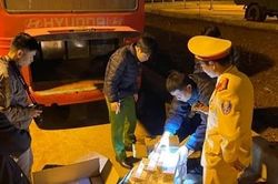 Xe khách không chở khách để chở... thuốc lá lậu