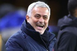 HLV Mourinho mua vé số ủng hộ đối thủ hạng 8