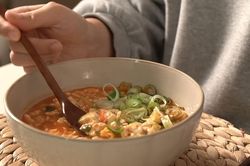 Học nấu mì trứng, đậu hũ non cho ngày rét