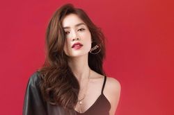 Ninh Dương Lan Ngọc và dàn nghệ sĩ nữ diện đồ gợi cảm