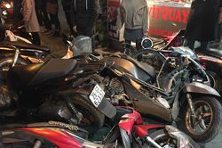 Nữ tài xế tông hàng loạt xe máy trên phố