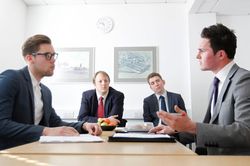 Thuyết phục người khác khó hay dễ?