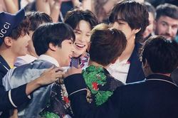 Tan chảy với những khoảnh khắc BTS thể hiện tình cảm với nhau