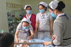 Bác sĩ bật 'báo động đỏ' cứu sống bé trai 5 tuổi bị bố chém nguy kịch
