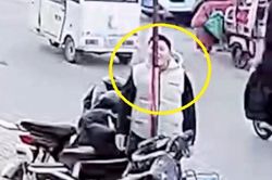 Kết đắng cho nam thiếu niên chơi dại dùng lưỡi liếm vào cột thép lúc -16 độ C