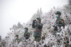 Lính Biên phòng tuần tra giữa trời băng tuyết