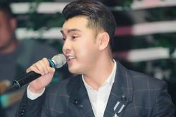 Xôn xao clip Linh Lan vui vẻ đếm tiền; Ưng Hoàng Phúc phủ nhận giải nghệ vì sức khỏe