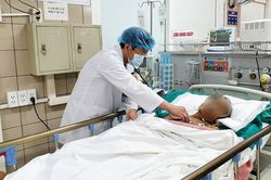 Người đàn ông ngộ độc nặng vì uống nhầm tinh dầu quế