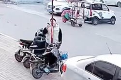 Nghịch dại, thiếu niên bị dính chặt lưỡi vào cột thép -16 độ C