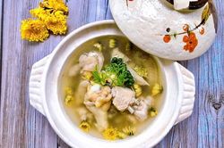 Canh gà hoa cúc bổ dưỡng, làm ấm cơ thể ngày đông