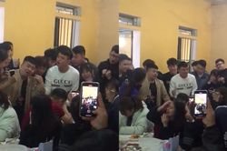 Thấy bạn thất tình, cả lớp xúm lại hát nhạc buồn khiến nhân vật chính như muốn 'ngất lịm'