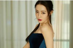 Sau Hoàng Cảnh Du, Địch Lệ Nhiệt Ba cười rạng rỡ bên trai đẹp khác